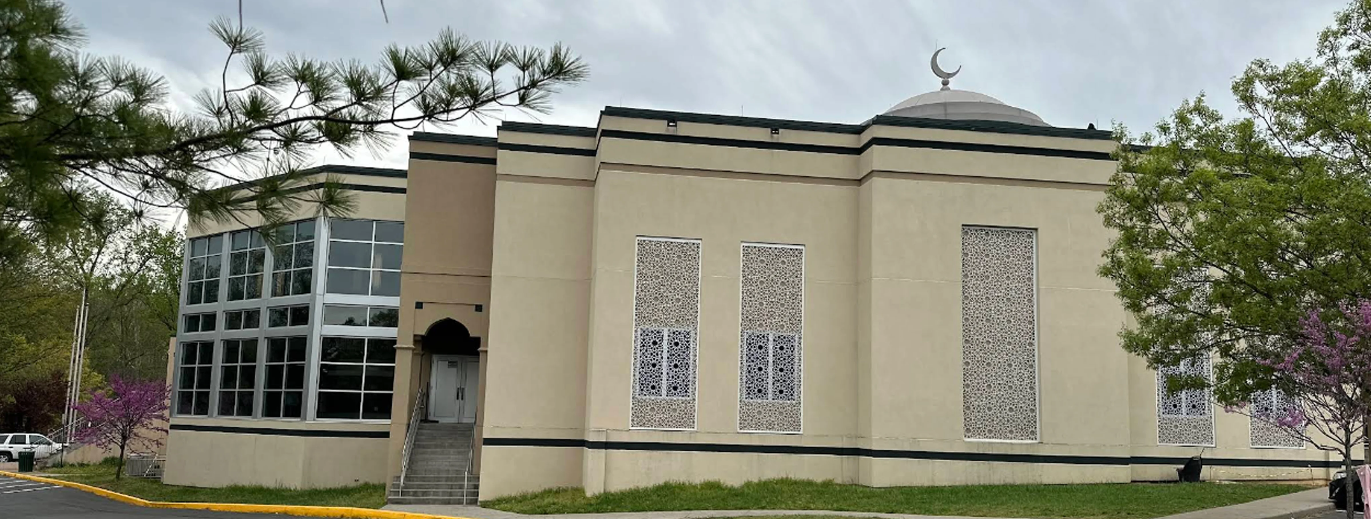 Exterior view of All Dulles Area Muslim Society Sterling building